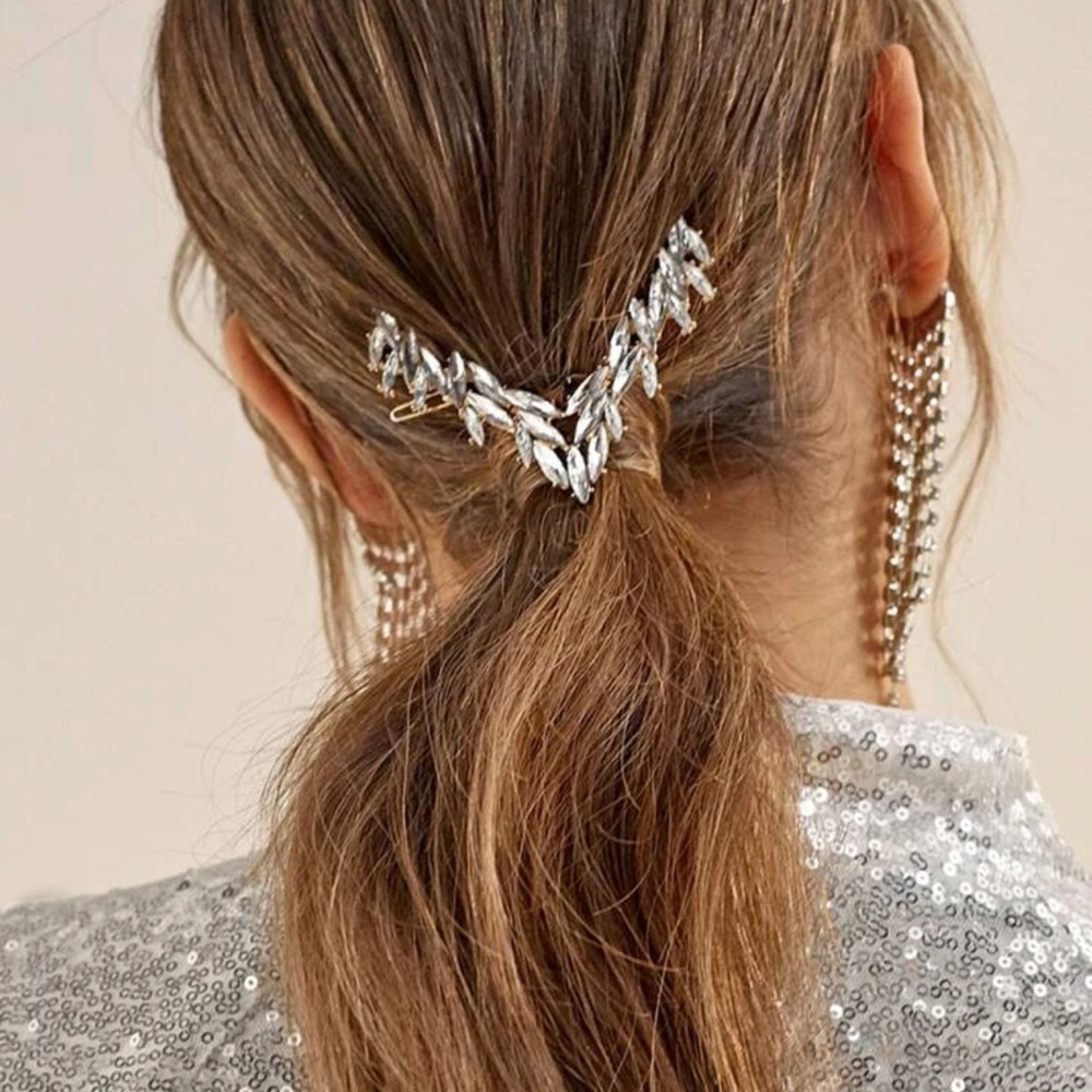 Rhinestone V Shape Hair Clip - Picture 4 of 9